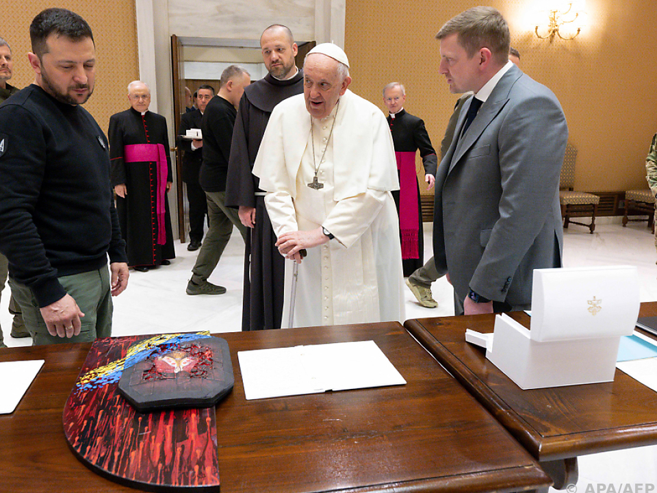 Selensky und Papst tauschen Geschenke aus