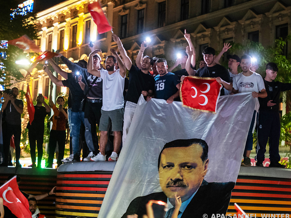 Türken feiern am Reumannplatz in Wien-Favoriten den Wahlsieg Erdogans