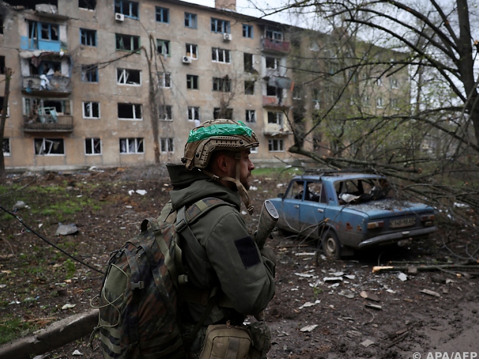Ukrainischer Soldat vor einem zerstörten Gebäude (Archivbild)