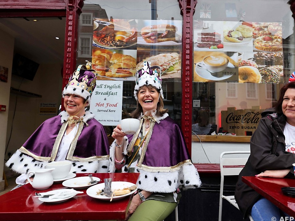 Zwei Frauen verkleidet als Königspaar bei Straßenfest in Windsor