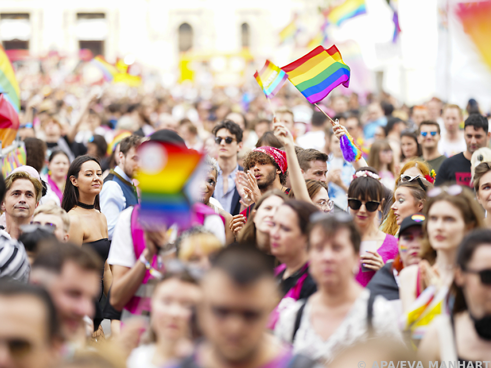 Bis zu 300.000 nahmen am Samstag an der Wiener Regenbogenparade teil
