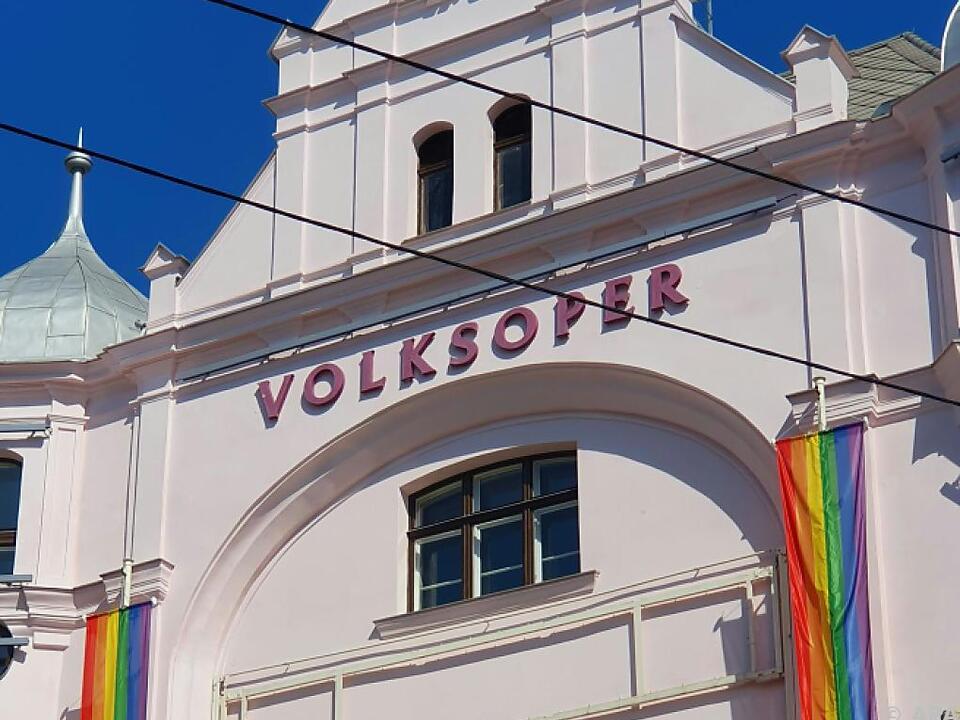 Die Wiener Volksoper zeigt im Pride Month Flagge(n)