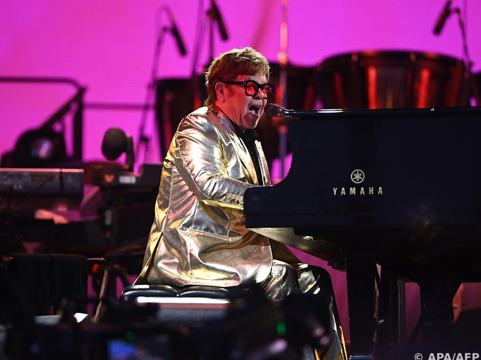 Elton John trug zur Feier des Tages einen goldenen Anzug