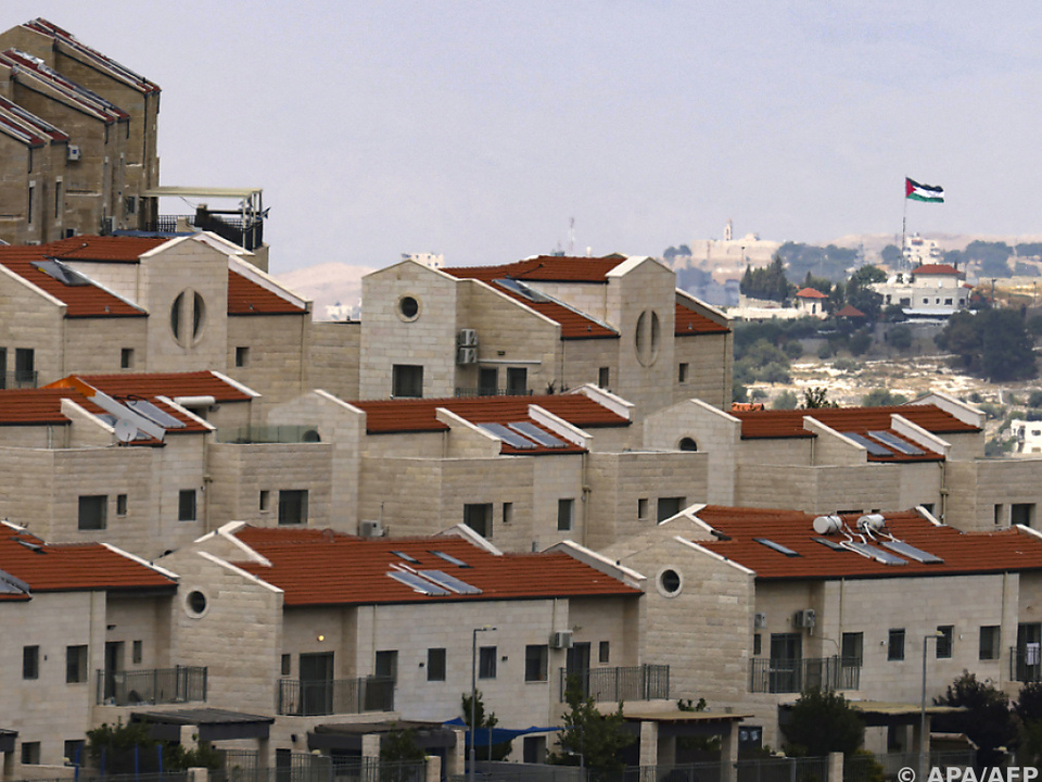 Hinter der jüdischen Siedlung Efrata weht eine palästinensische Flagge