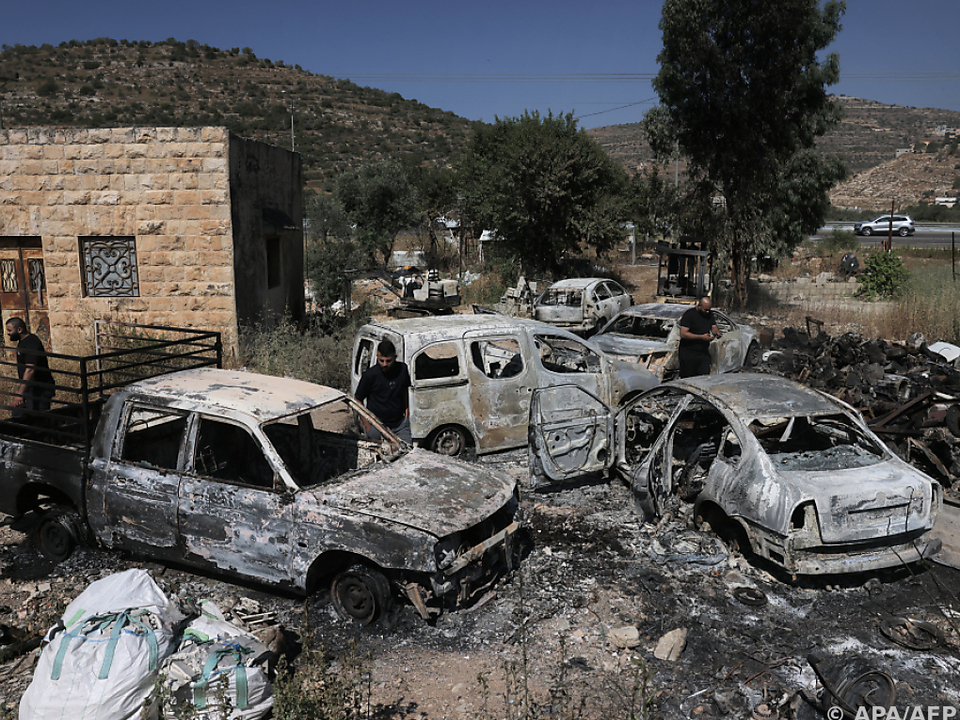 Israelische Siedler setzten Geschäfte, Fahrzeuge und Felder in Brand