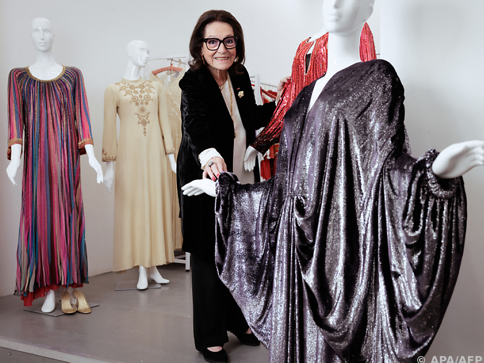 Nana Mouskouri und einige ihrer Kleider