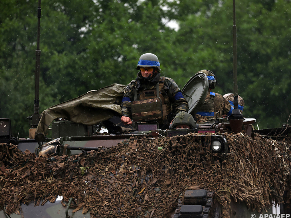 Ukrainische Soldaten auf einem Panzerfahrzeug im Raum Saporischschja