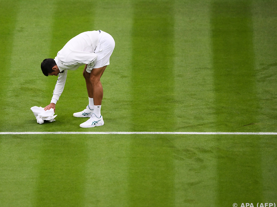 Djokovic legt erst selbst Hand beim Rasen an und siegt dann souverän