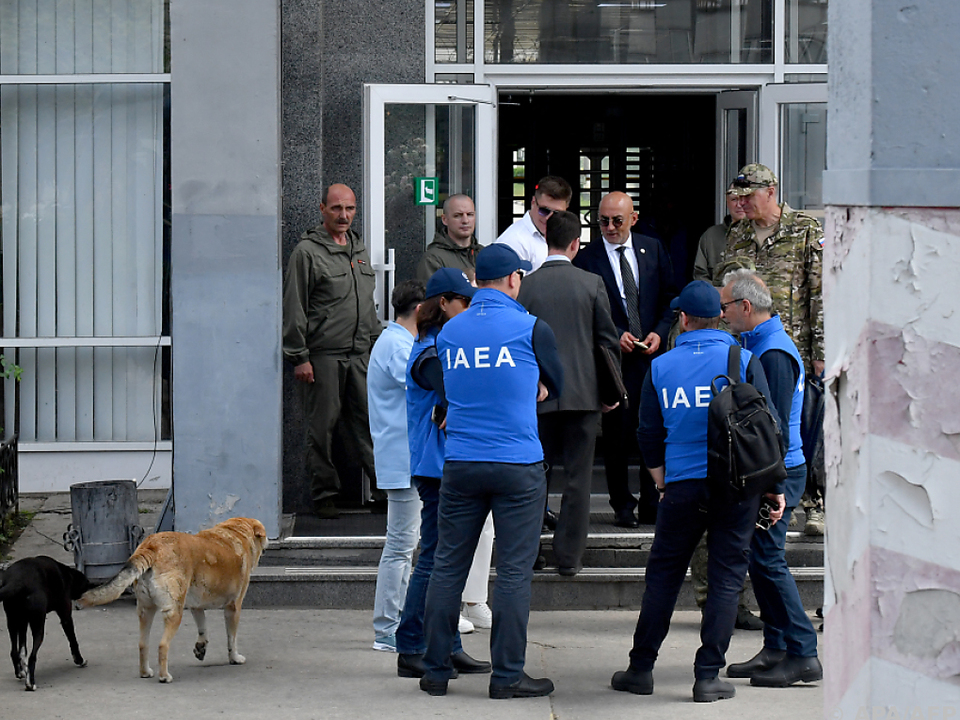 IAEA-Inspektoren bei einer Begehung des AKW im Juni
