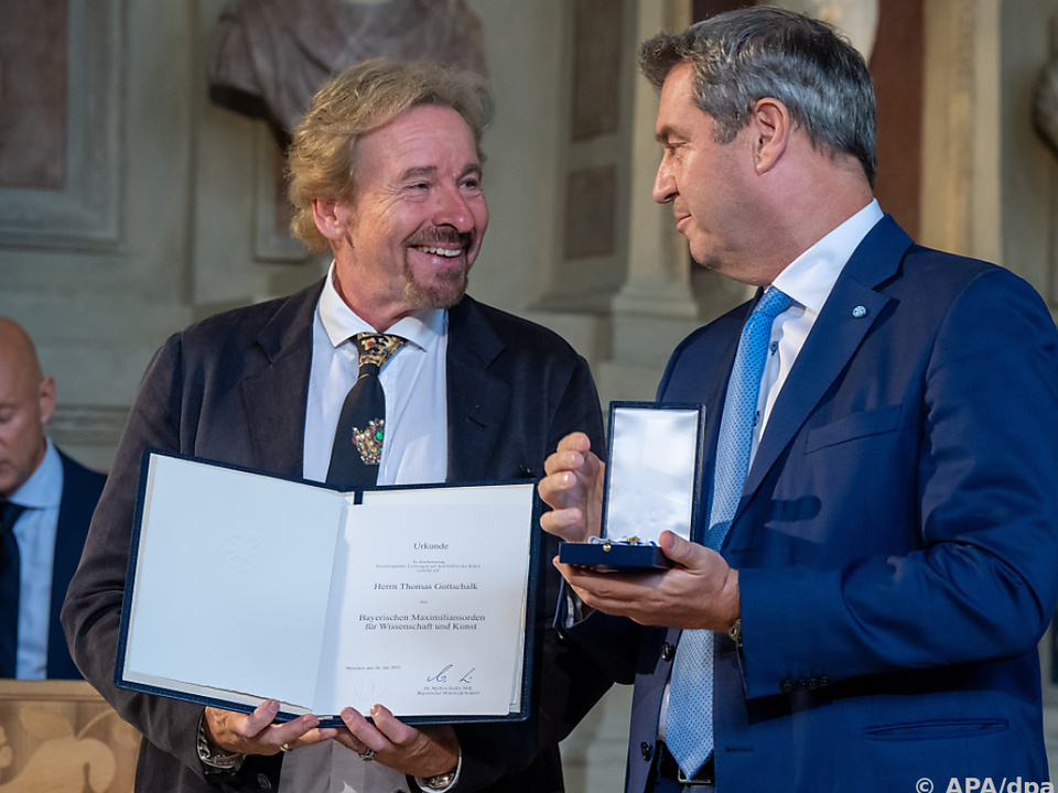 Ministerpräsident Markus Söder (CSU) überreicht Gottschalk den Orden