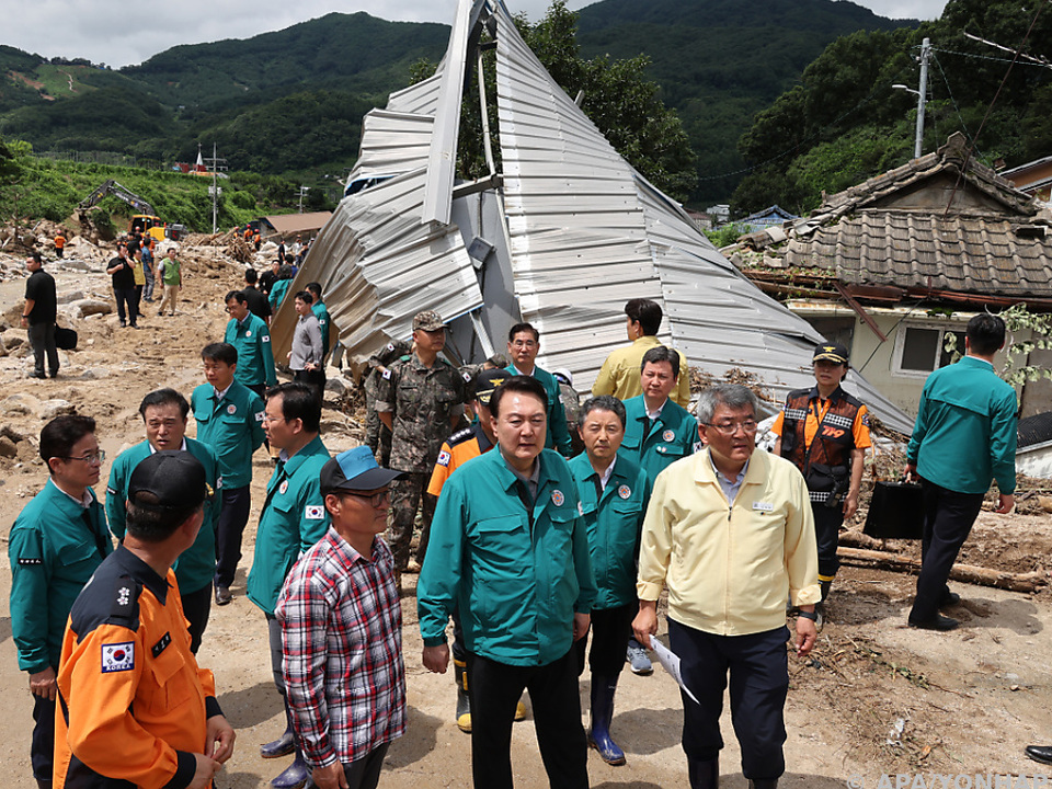 Staatspräsident Yoon besucht ein vom Monsun schwer beschädigtes Dorf