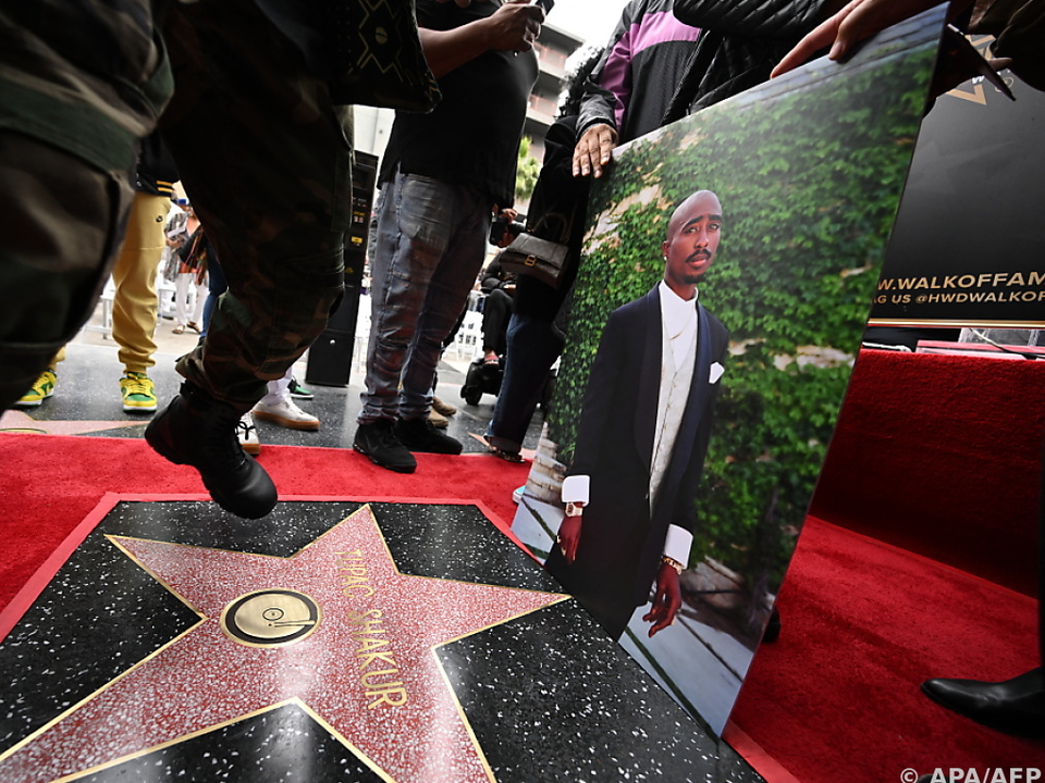 Stern und Porträt von Tupac Shakur am Walk of Fame