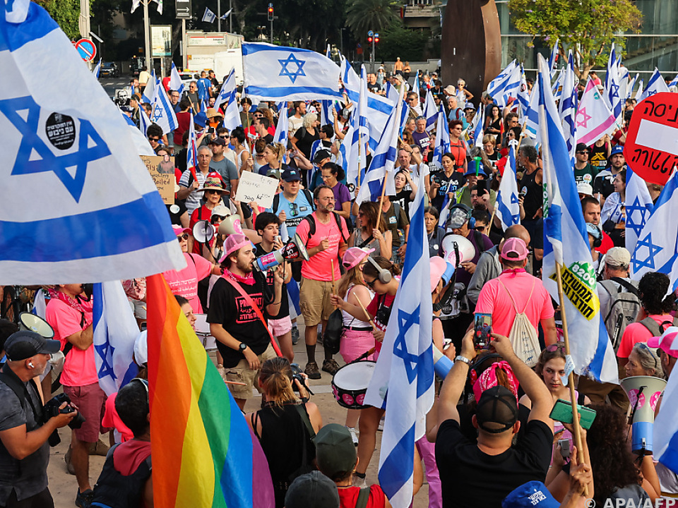 Zahlreiche Menschen versammeln sich auf Israels Straßen