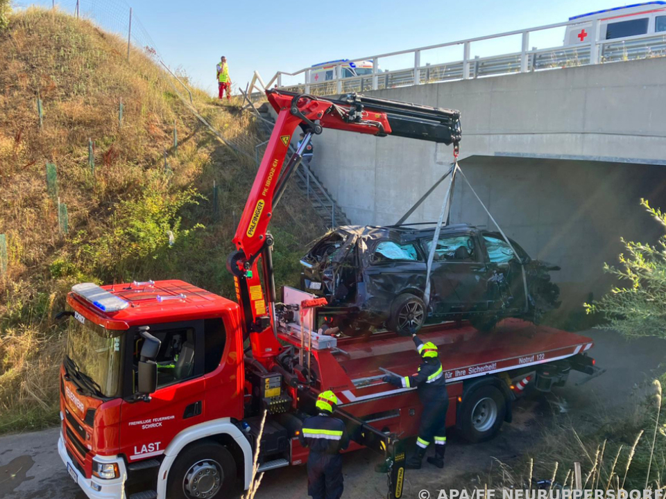 Fahrzeug von Brücke gestürzt und überschlagen