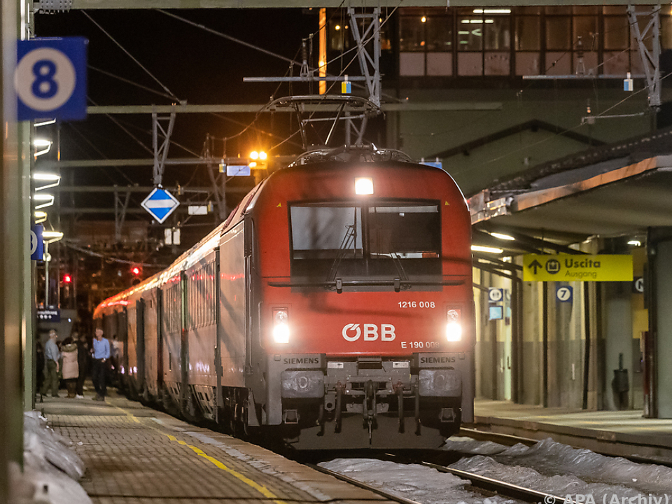 Umgest-rzter-Baum-legt-Zugverkehr-auf-Brennerstrecke-lahm