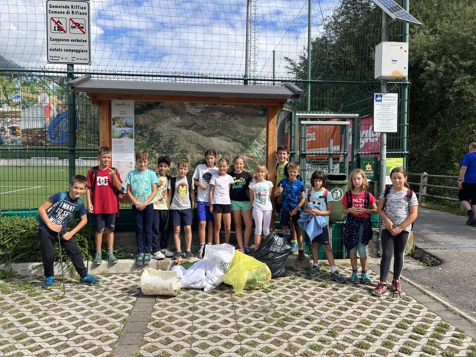 Kuenser-Volkskl-ssler-sammeln-flei-ig-weggeworfenen-M-ll-ein