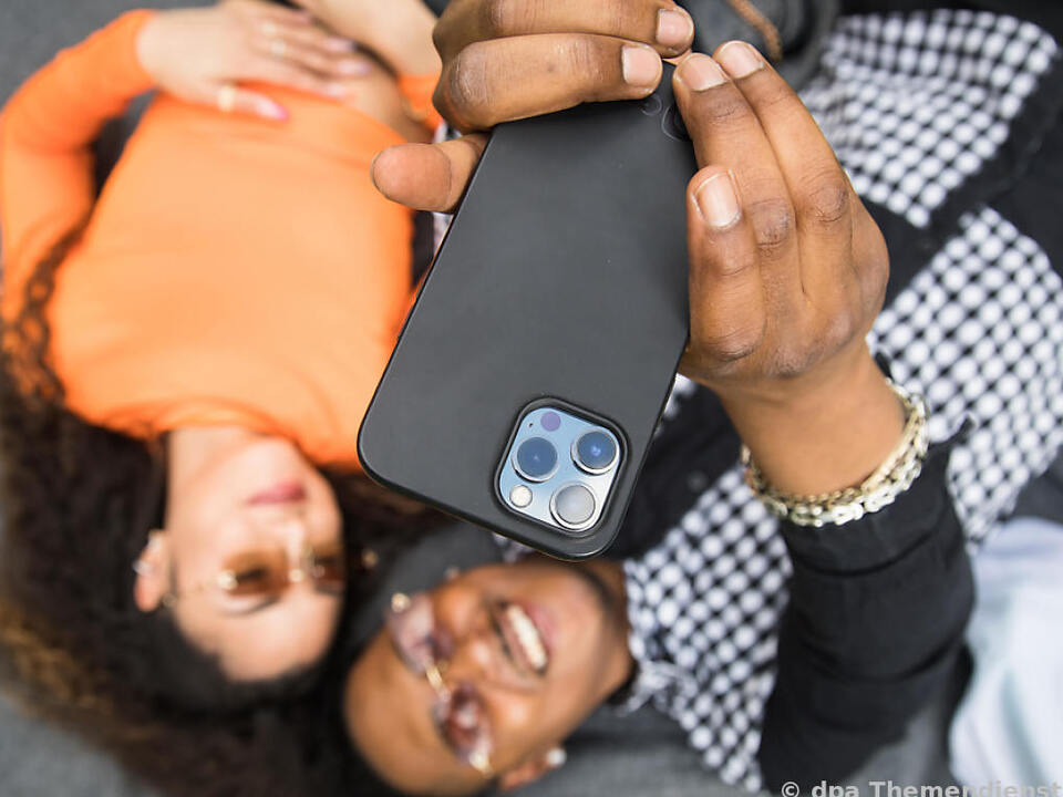 selfie handy Mit automatischer Sicherung werden Fotos regelmäßig hochgeladen