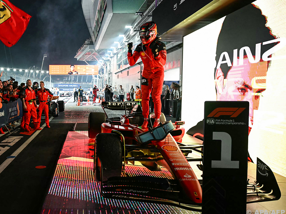 Il pilota della Ferrari Sainz interrompe la serie di vittorie consecutive della RB a Singapore – Alto Adige News