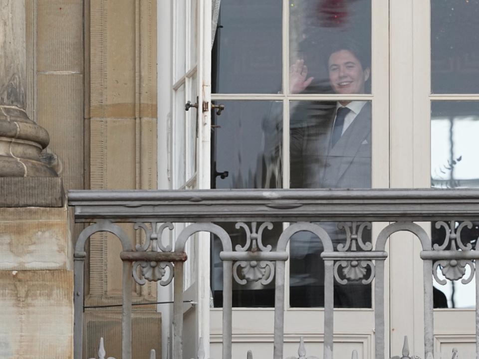 Der Prinz winkte vom Balkon