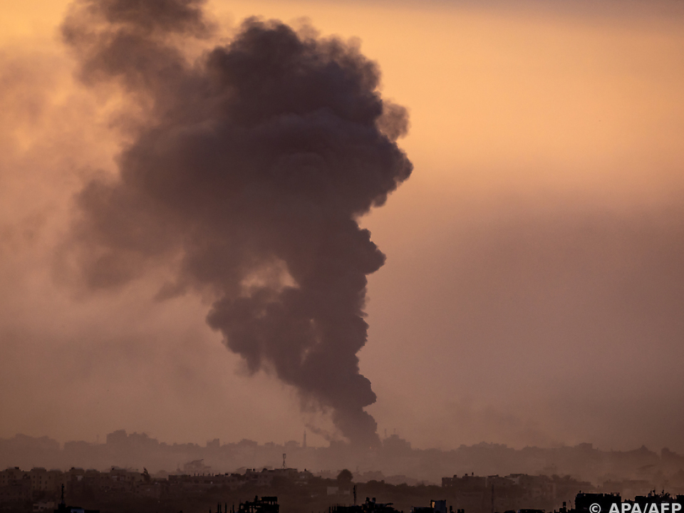 Dunkle Rauchwolken über dem Gazastreifen