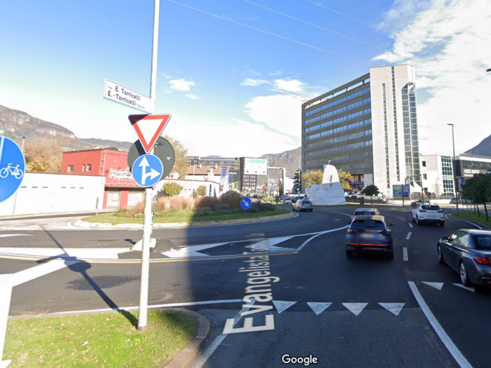 Bozen Senior prallt gegen Lichtmast Südtirol News