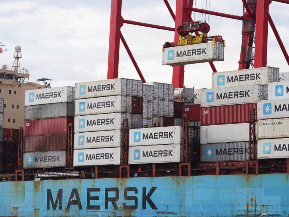 Ein Containerschiff der dänischen Reederei Maersk wird abgefertigt