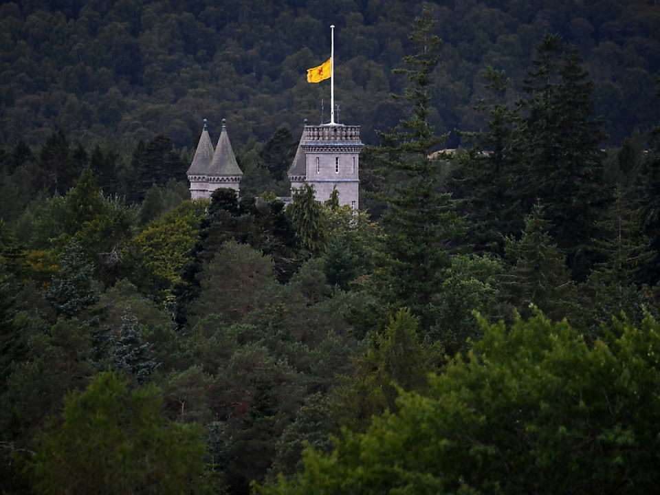 Fahne auf Halbmast auf Schloss Balmoral am Tag nach dem Tod der Queen