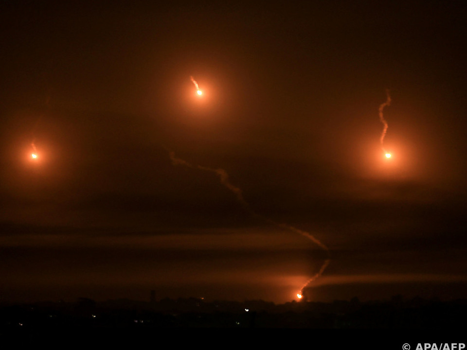Israelische Leuchtraketen eüber Khan Younis im südlichen Gazastreifen