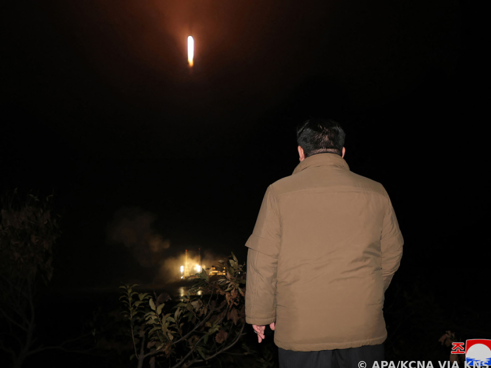 Nordkoreas Machthaber Kim Jong-un bei Raketenabschuss im November