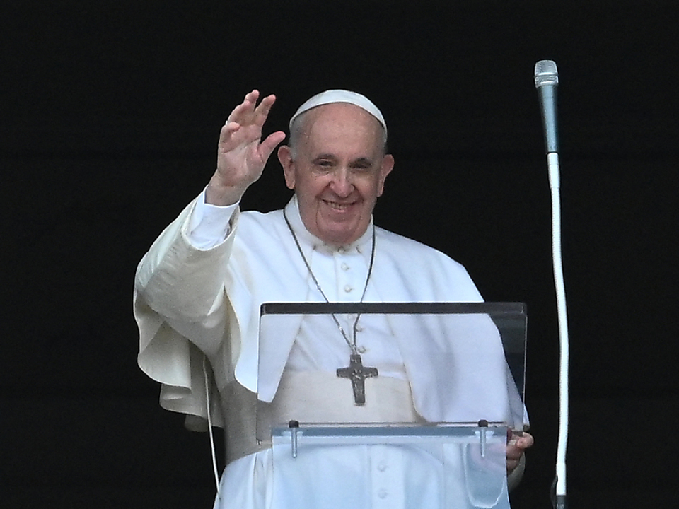 Papst Franziskus spendet Segen \
