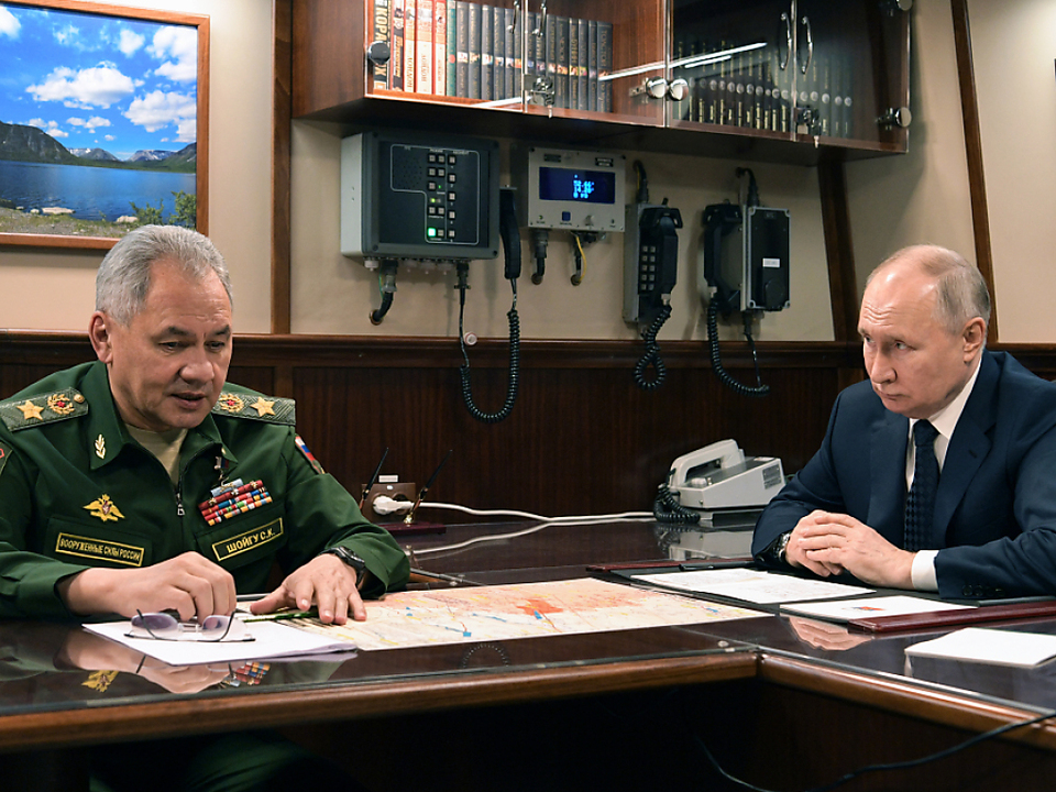 Russischer Präsident Putin mit Verteidigungsminister Schoigu
