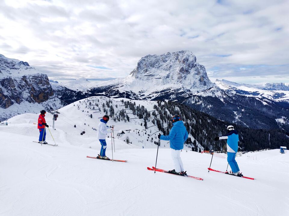 ski sym Skiers in the Dolomites (C) Dolomiti Superski
