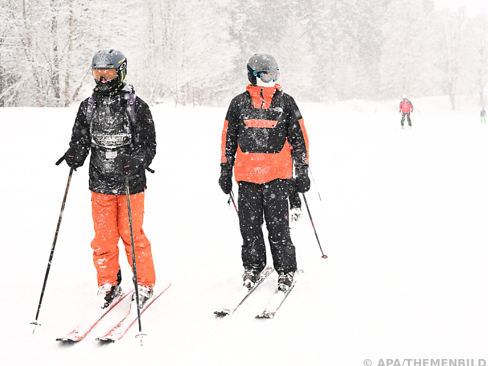 Skifahrer im dichten Schneefall