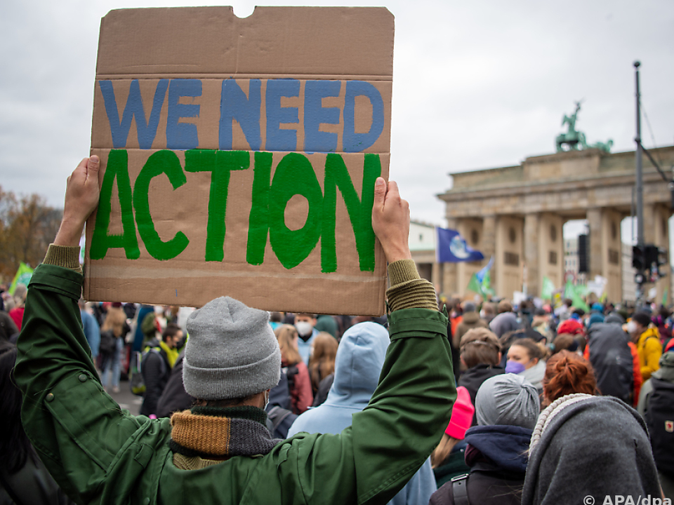 Teilnehmer einer Protestaktion von Klimaschützern in Berlin