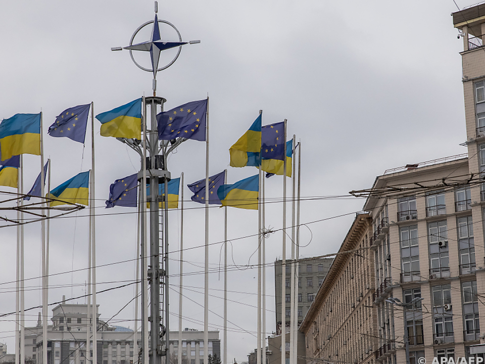 Ukraine- und EU-Fahnen im Zentrum von Kiew