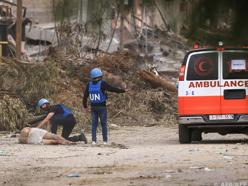 UNO-Helfer bei einem Verletzten in Gaza-Stadt