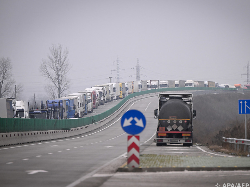 Wartende Lastwagen an der bulgarisch-rumänischen Grenze (Archivbild)