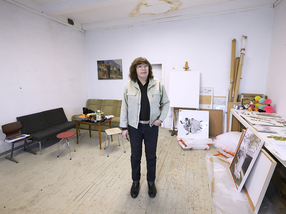 Anna Jermolaewa bereitet in ihrem Atelier in Wien-Simmering ihren Biennale-Auftritt vor