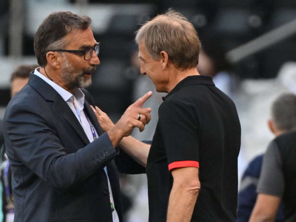 Cheftrainer Jürgen Klinsmann (r.) mit seinem Konterpart Juan Pizzi