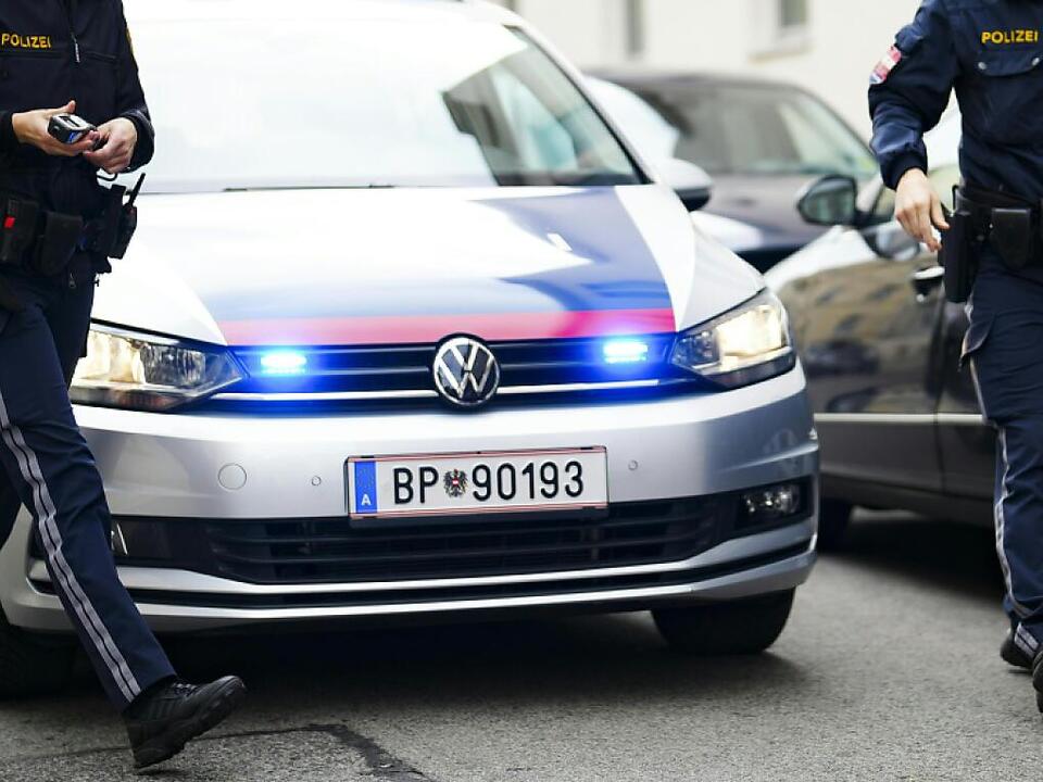 Die Tiroler Polizei sucht einen bewaffneten Bankräuber in Kufstein