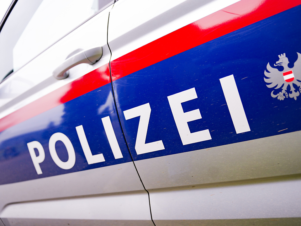 Die Vorarlberger Polizei fahndet nach einem unbekannten Schützen.