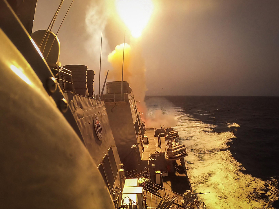 Ein US-Militärschiff fängt ein Geschoß der Houthi-Miliz ab