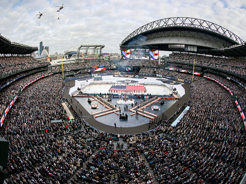 Volles Stadion beim Freiluft-Eishockey in Seattle