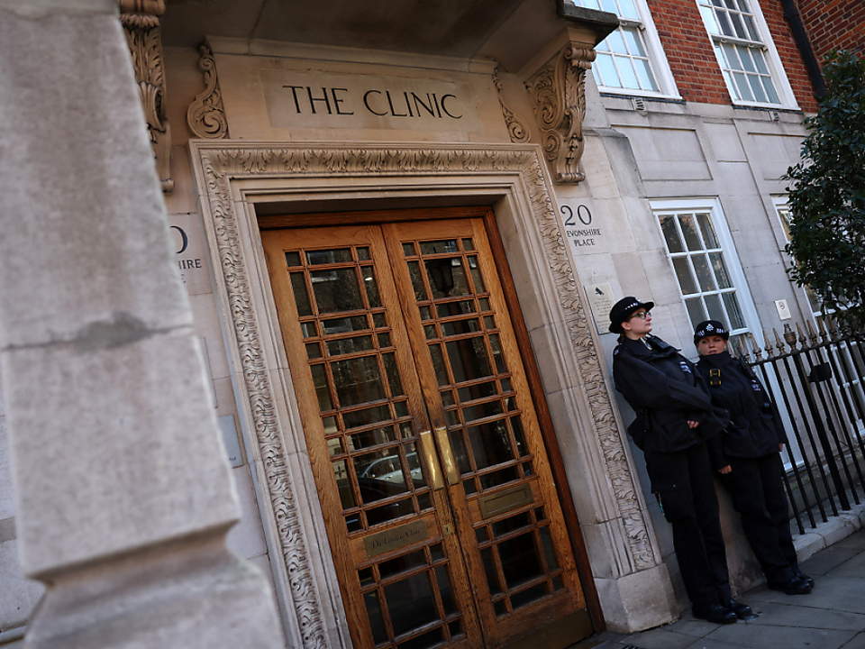 Wachen stehen vor der privaten Klinik in London