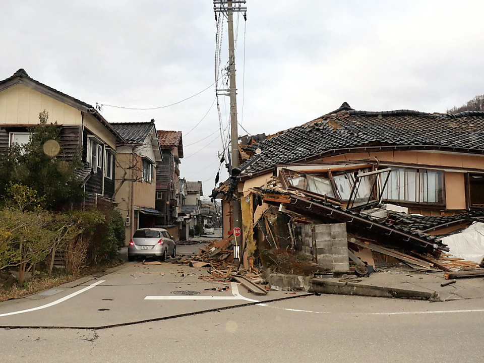 Zerstörte Häuser in der Stadt Wajima