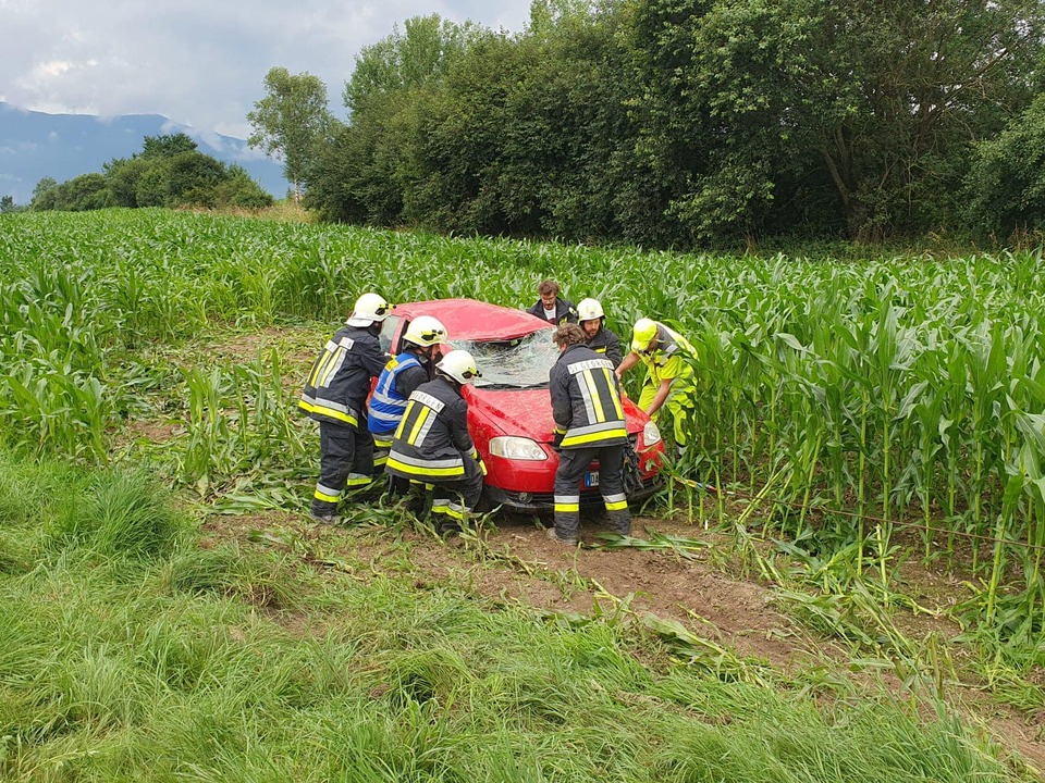 Auto-berschl-gt-sich-und-landet-im-Maisfeld