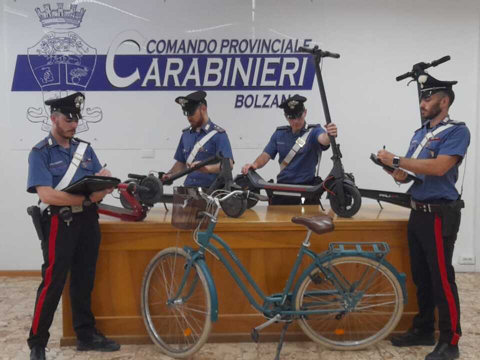 Carabinieri-stellen-gestohlen-E-Roller-und-Fahrr-der-sicher