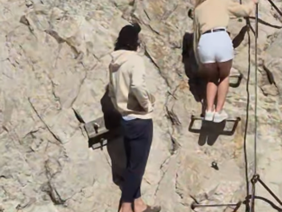 Ungesichert-am-Berg-In-Biolatschen-auf-der-Zugspitze
