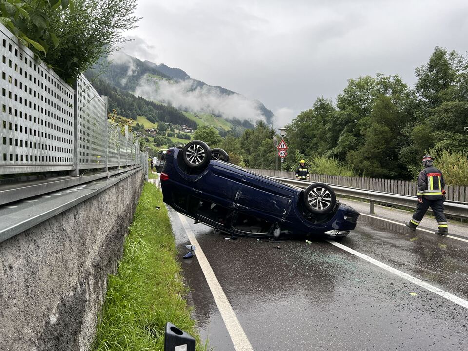 Pkw-berschl-gt-sich-aus-ungekl-rter-Ursache