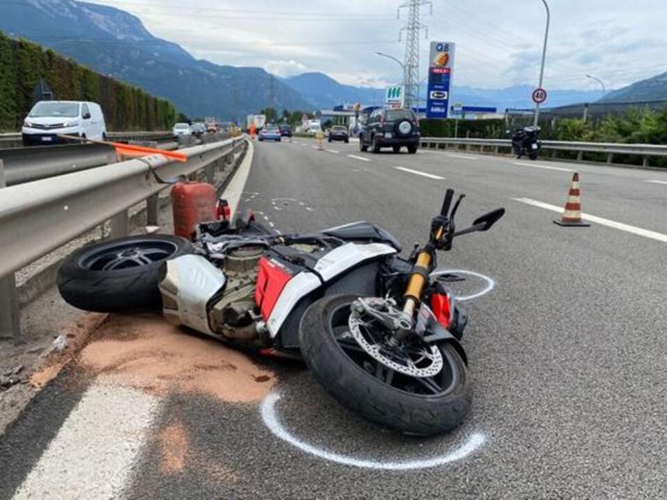 Schwerer-Motorradunfall-auf-der-Mebo-f-hrt-zu-langen-Staus
